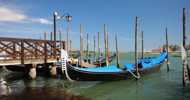 Gondola Zacumowana Palinami Promie Pobliżu Nabrzeża Riva Degli Schiavoni Wenecja — Wideo stockowe