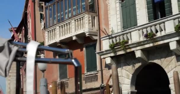 Taksówkarz Wodny Przewozi Pasażerów Wzdłuż Canal Grande Wenecji Włochy Słoneczny — Wideo stockowe
