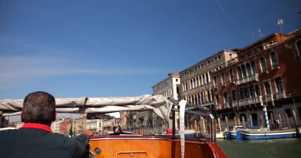 Водій Водяного Таксі Везе Пасажирів Вздовж Гранд Каналу Венеції Італія — стокове відео