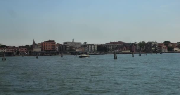 从船上俯瞰威尼斯 砖瓦和船只在威尼斯泻湖地区的建筑全景 意大利威尼斯 — 图库视频影像