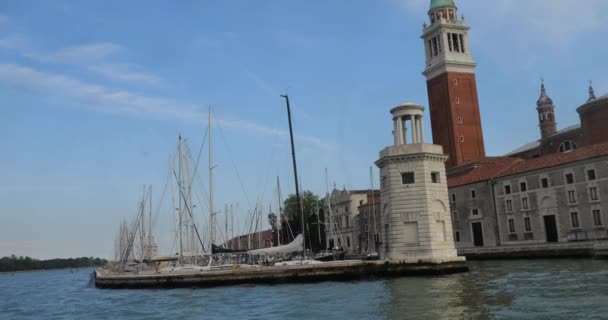 从意大利威尼斯Faro San Giorgio Maggiore号 San Giorgio Maggiore Yacht Harbor号和Campanile San — 图库视频影像