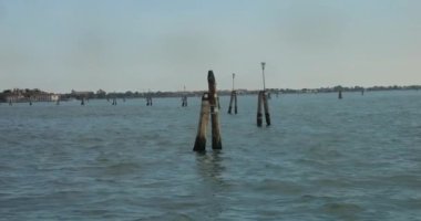 Tuğla, Venedik lagününün sakin sularda teknelere rehberlik eden kendine özgü manzara detaylarıdır. Venedik, İtalya.