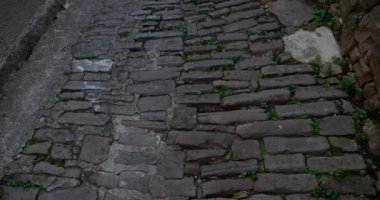 Sabahın erken saatlerinde Akdeniz 'de dar taştan kaldırımlar, yüksek duvarlar ve eski evler..