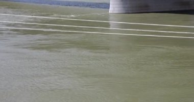 Tuna Nehri, Özgürlük Köprüsü, Gellert Tepesi ve mavi gökyüzü güneşli bahar gününde Budapeşte, Macaristan 'da.