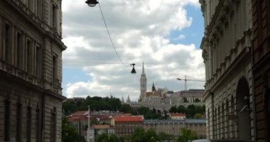 Macaristan 'da Tuna Nehri' nin batı kıyısına, Balıkçı Kalesi 'ne ve güneşli bahar gününde beyaz bulutlu mavi gökyüzüne bakın. Budapeşte, Macaristan.