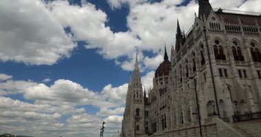 Macar Parlamento Binası 'nın mimarisi neo-gotik tarzda. Rönesans Uyanışı tarzında merkezi kubbe. Budapeşte, Macaristan.
