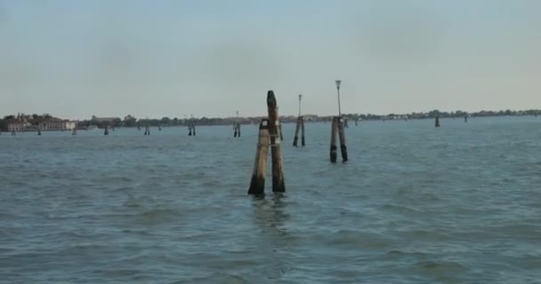瓷砖是威尼斯泻湖独特的景观细节 引导船只通过平静的水域 意大利威尼斯 — 图库视频影像