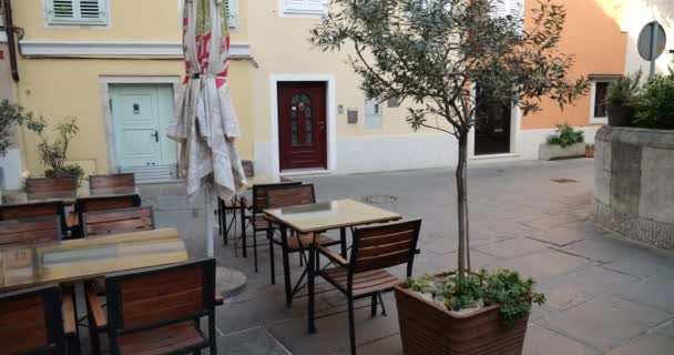 Mesas Vacías Sillas Café Calle Por Mañana Temprano Piran Eslovenia — Vídeos de Stock