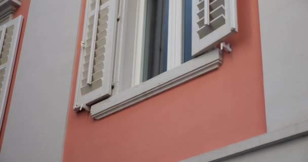 Růžový Dům Bílými Okny Okenicemi Starém Středomořském Městě — Stock video