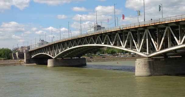 ハンガリー ブダペストのドナウ川に架かるペトフィ橋 — ストック動画