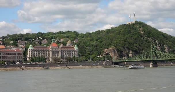 Западный Берег Дуная Мост Свободы Холм Геллерт Голубое Небо Белыми — стоковое видео