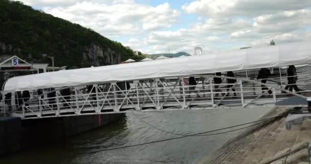 Пассажиры Садятся Дунайскую Круизную Лодку Будапеште Венгрия — стоковое видео
