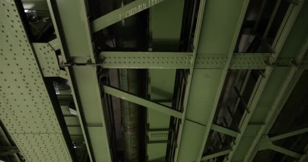 匈牙利布达佩斯横跨多瑙河的自由桥的金属结构 从下往上看 在桥下 — 图库视频影像