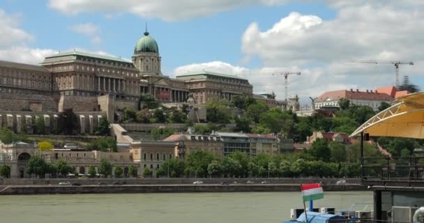 ドナウ川の西岸 ブダペスト ハンガリーの晴れた春の日に白い雲とブダ城と青い空 — ストック動画