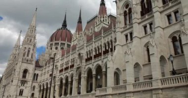 Macar Parlamento Binası 'nın mimarisi neo-gotik tarzda. Rönesans Uyanışı tarzında merkezi kubbe. Budapeşte, Macaristan.