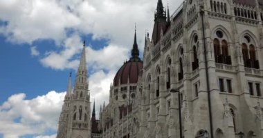 Macar Parlamento Binası 'nın mimarisi neo-gotik tarzda. Rönesans Uyanışı tarzında merkezi kubbe. Budapeşte, Macaristan.
