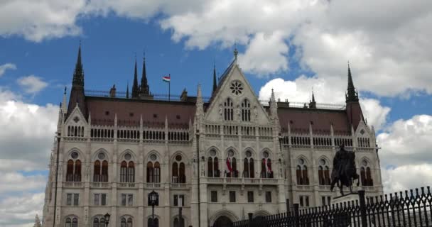 匈牙利议会大楼采用新哥特式风格 匈牙利国旗在风中飘扬 匈牙利布达佩斯 — 图库视频影像