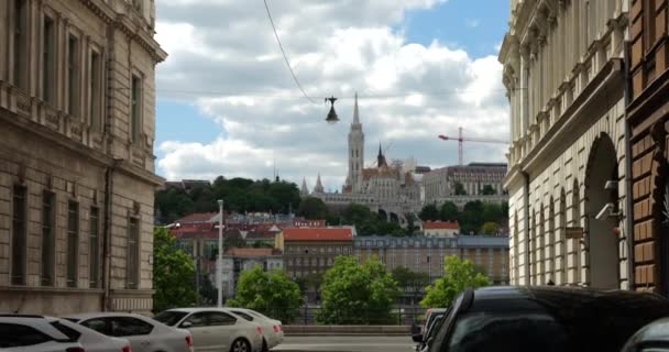 Вид Будапештскую Улицу Западный Берег Дуная Бастион Фифмана Голубое Небо — стоковое видео