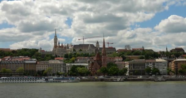 匈牙利布达佩斯 多瑙河西岸 渔民堡垒和蓝天 春日阳光明媚 白云密布 — 图库视频影像