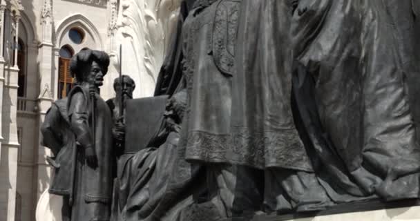 Статуя Графа Дьюли Андрассі Поруч Будівлею Парламенту Угорщини Будапешті Будапешт — стокове відео