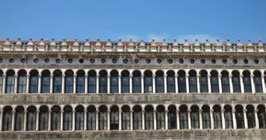 Procuratie Vecchie (Eski Procuracies), İtalya 'nın Venedik kentindeki Saint Mark Meydanı çevresindeki üç bağlantılı binadan biri..