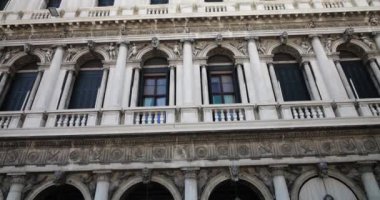 Venedik, Piazza San Marco 'daki Procuratie Nuove binasının mimari unsurları. İtalya.
