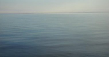 Adriyatik Denizi 'nin sakin suları akşam ışığında.