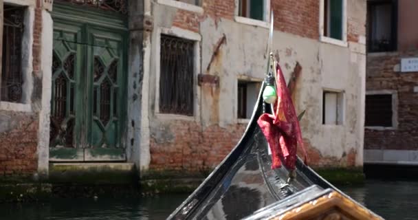 Gondola Podél Kanálů Podél Starobylých Budov Benátkách Itálie — Stock video