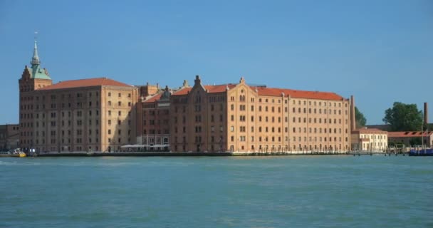 Veneza Itália Edifício Neogótico Veneza Extremidade Ocidental Ilha Giudecca Perto — Vídeo de Stock