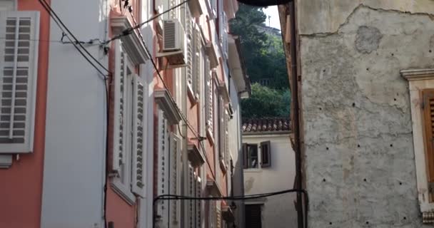 Wąska Uliczka Starego Europejskiego Miasta Tradycyjnymi Domami Zamkniętymi Oknami Piran — Wideo stockowe