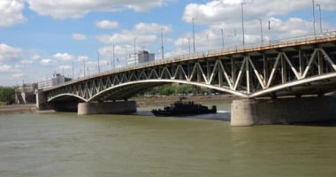 Tuna Nehri, Petofi Köprüsü ve nehrin batı kıyısı, Budapeşte, Macaristan 'da Buda' da askeri tekne devriyeleri..