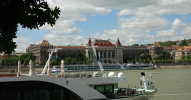 Tuna Nehri, seyahat gemileri ve nehrin batı kıyısı manzarası Budapeşte, Macaristan 'da Buda.