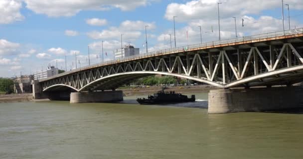 ドナウ川 ペトフィ橋の軍事ボートパトロールと川の西岸 ブダペスト ハンガリーのブダの眺め — ストック動画