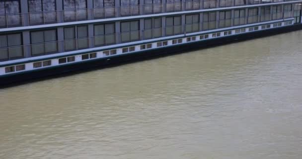 Круїзний Човен Західний Берег Дунаю Буда Ясний Весняний День Будапешті — стокове відео