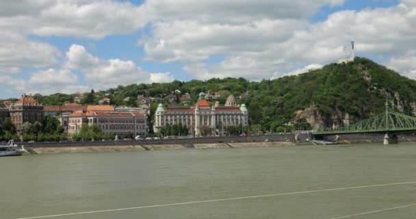 Западный Берег Дуная Мост Свободы Холм Геллерт Голубое Небо Белыми — стоковое видео