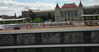 Macaristan 'ın Budapeşte kentindeki Tuna Nehri' nde bir nehir teknesinin panoramik manzarası.