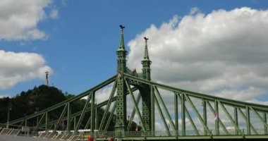 Liberty Köprüsü, Gellert Tepesi ve mavi gökyüzü güneşli bahar gününde Budapeşte, Macaristan 'da.