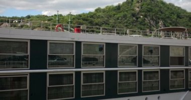 Gezinti nehri teknesi, Gellert Tepesi, Özgürlük Köprüsü ve mavi gökyüzü güneşli bahar gününde Budapeşte, Macaristan 'da.