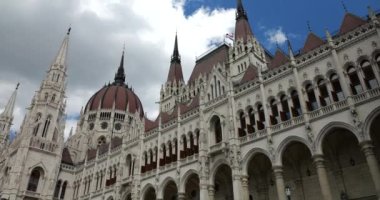 Macar Parlamento Binası 'nın mimari unsurları. Neo-Gotik tarzda casuslar ve Rönesans tarzı merkezi kubbe. Budapeşte, Macaristan.