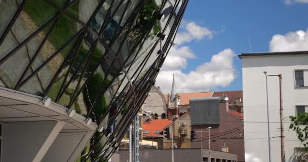 Arquitectura Ciudad Reflejo Los Coches Que Pasan Pared Cristal Edificio — Vídeos de Stock