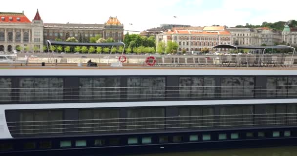 Panoramisch Uitzicht Een Riviercruiseboot Donau Met Uitzicht Boeda Boedapest Hongarije — Stockvideo