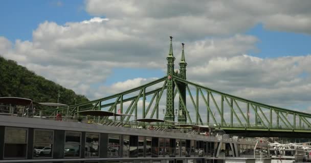 Мост Свободы Прогулочный Катер Холм Геллерт Голубое Небо Белыми Облаками — стоковое видео