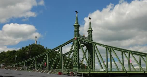 Мост Свободы Геллерт Хилл Голубое Небо Белыми Облаками Солнечный Весенний — стоковое видео