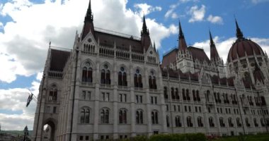 Macar Parlamento Binası 'nın mimari unsurları. Neo-Gotik tarzda casuslar ve Rönesans tarzı merkezi kubbe. Budapeşte, Macaristan.