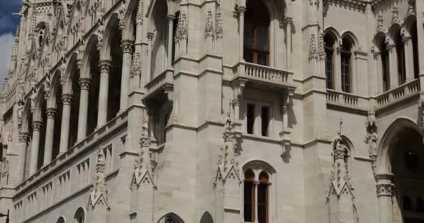 Architektonische Elemente Des Ungarischen Parlamentsgebäudes Kirchtürme Neugotischen Stil Und Zentrale — Stockvideo