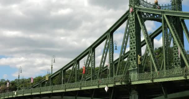 Most Svobody Nebo Svoboda Bridge Budapešti Maďarsko Spojuje Budín Pešť — Stock video