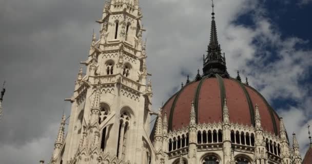 Architektonische Elemente Des Ungarischen Parlamentsgebäudes Kirchtürme Neugotischen Stil Und Zentrale — Stockvideo