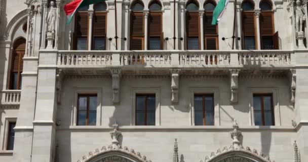 Parlamento Húngaro Edificio Estilo Neogótico Banderas Húngaras Ondeando Viento Budapest — Vídeo de stock