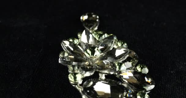 Broche Vintage Metal Tono Plata Forma Ramo Flores Con Cristales — Vídeos de Stock