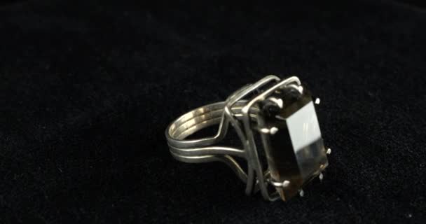 纺丝天鹅绒陈列箱上装有大烟石英的银老式戒指 — 图库视频影像